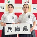 なぎなた成年演技で優勝した阿部真優（左）と浅沼友貴（県スポーツ協会提供）