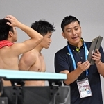 玉井陸斗（中央）らに助言を送る寺内健監督（右）＝滋賀県草津市、インフロニア草津アクアティクスセンター