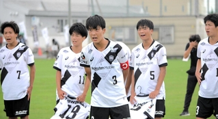 日本クラブユースサッカー選手権（Ｕ-１５）で準々決勝以降、花元誉絆主将に代わってゲームキャプテンとして率いた三谷友浩（中央）＝北海道（©ＶＩＳＳＥＬ　ＫＯＢＥ）