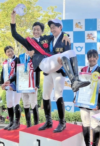 馬術少年リレーで頂点に立ち、兵庫の大谷永吉（中央右）が弟・文志（同左）を抱きかかえて喜ぶ＝三木ホースランドパーク（提供写真）