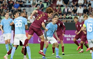 神戸－メルボルン・シティー　後半、シュートを狙う神戸の宮代（９）＝撮影・丸山桃奈