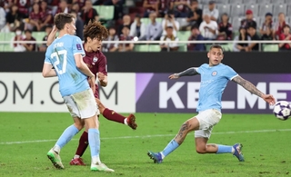 神戸－メルボルン・シティー　後半、シュートを狙う神戸の宮代（左から２人目）＝撮影・丸山桃奈