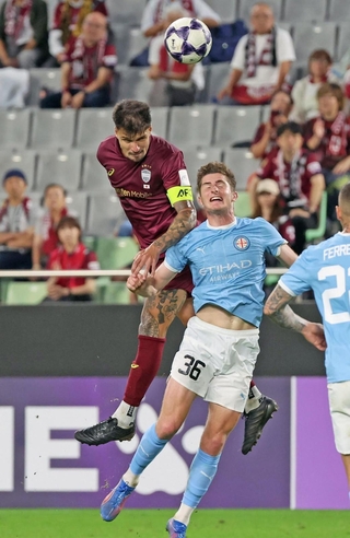 神戸－メルボルン・シティー　後半、攻め込む神戸のトゥーレル（左）＝撮影・丸山桃奈