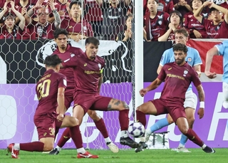 神戸－メルボルン・シティー　前半、シュートをブロックする神戸のクリスマン（手前右）とトゥーレル（中央）＝撮影・丸山桃奈