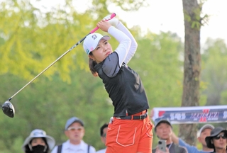 第１日、１８番のティーショットを放つ古江彩佳