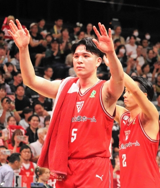 地元神戸で雄姿を披露し、富樫（右）らと歓声に応える千葉Ｊの瀬川＝９月２３日、ジーライオンアリーナ神戸