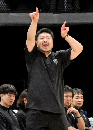 愚直なプレーと勝利の精神を植え付けるＢ２神戸の川辺泰三新監督＝８月９日、ジーライオンアリーナ神戸