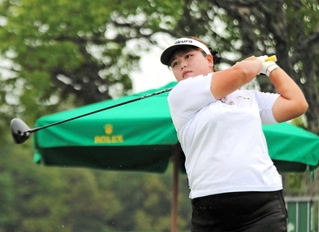 第２日、１番でティーショットを放つささきしょうこ＝三木市、チェリーヒルズＧＣ