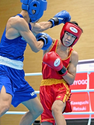 ボクシング少年男子フライ級決勝　攻め立てる兵庫の川口烈来（右）＝滋賀県東近江市能登川アリーナ（撮影・大田将之）