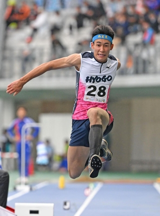 少年男子Ａ三段跳び決勝　２位に入った兵庫の磯山福太郎＝滋賀県平和堂ＨＡＴＯスタジアム（撮影・大田将之）