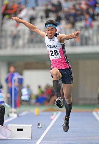 少年男子Ａ三段跳び決勝　準優勝した兵庫の磯山福太郎＝４日、滋賀県彦根市松原町、平和堂ＨＡＴＯスタジアム（撮影・大田将之）