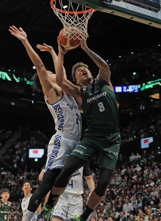 神戸-福井　後半、強い当たりを受けながらもシュートを決める神戸の八村阿蓮（８）＝撮影・吉田敦史