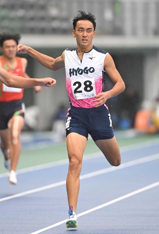 少年男子Ａ３００メートル決勝　３位でフィニッシュした兵庫の久保拓己