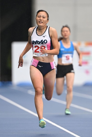 成年女子３００メートル決勝　５位に入った兵庫の寺本葵＝４日、滋賀県彦根市松原町、平和堂ＨＡＴＯスタジアム（撮影・大田将之）