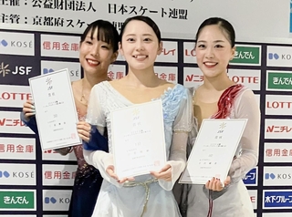 表彰台で笑顔を見せる１位の三宅咲綺（中央）と２位の三原舞依（左）、３位の吉田陽菜