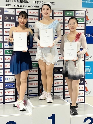 表彰台で笑顔を見せる１位の三宅咲綺（中央）と２位の三原舞依（左）、３位の吉田陽菜＝京都府宇治市・木下アカデミー京都アイスアリーナ