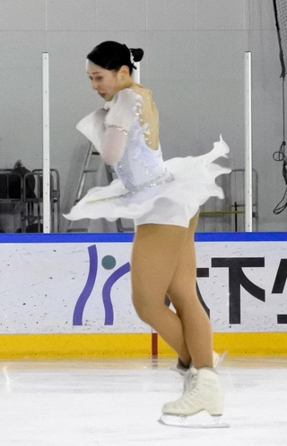 女子フリー　高いジャンプを跳ぶ三宅咲綺＝木下アカデミー京都アイスアリーナ