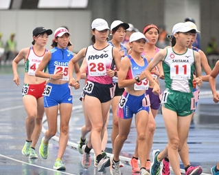 少年女子Ａ５０００メートルＷ決勝　大会新記録で優勝した兵庫の逢坂ひかり（２８）＝５日、滋賀県彦根市松原町、平和堂ＨＡＴＯスタジアム（撮影・大田将之）