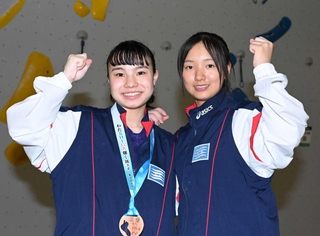スポーツクライミング少年女子で２種目入賞を果たした兵庫の玉水希（左）と為則星凜＝滋賀県竜王町総合運動公園特設会場（撮影・大田将之）