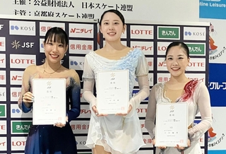 表彰台で笑顔を見せる１位の三宅咲綺（中央）と２位の三原舞依（左）、３位の吉田陽菜＝京都府宇治市・木下アカデミー京都アイスアリーナ