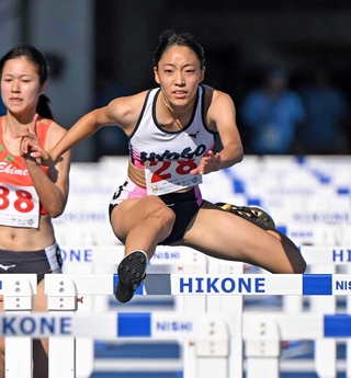 陸上少年女子共通１００メートル障害　２位に入った兵庫の井上凪紗＝滋賀県平和堂ＨＡＴＯスタジアム（撮影・大田将之）