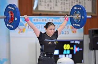 重量挙げ女子４９キロ級　スナッチで６９キロに成功し、３位に入った兵庫の羽藤美優＝６日、滋賀県立安曇川高校体育館（撮影・大田将之）