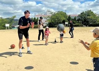 社会貢献活動で子どもと触れ合う中西良太さん（左端）＝神戸市北区（©ＫＯＢＥ　ＳＴＯＲＫＳ）