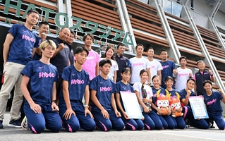 陸上で競技別総合優勝を果たした兵庫の選手ら＝７日、滋賀県平和堂ＨＡＴＯスタジアム（撮影・大田将之） 