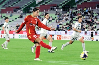 第１回の月間ベストオフェンス賞に選ばれたＩＮＡＣ神戸のＦＷ桑原藍のゴール