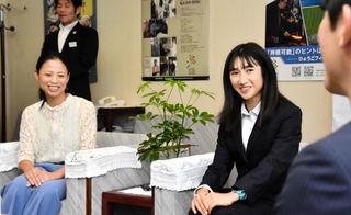 斎藤元彦知事（右端）と歓談する田中希実（右から２人目）と小林祐梨子さん（左）＝兵庫県庁