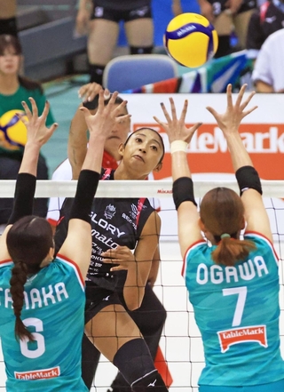 １０日の大阪Ｍ戦でスパイクを放つ姫路の宮部。１１日も勝利に貢献した＝おおきにアリーナ舞洲（撮影・丸山桃奈）