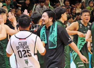 開幕節で連勝を飾り、選手と笑顔でハイタッチするＢ２神戸の川辺泰三新監督（手前中央右）＝ジーライオンアリーナ神戸