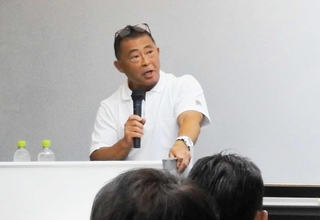 ジム関係者に適切な減量方法を説明するスポーツトレーナーの桑原弘樹さん＝大阪市のマイドームおおさか