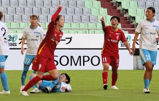 ＩＮＡＣ神戸－マイナビ仙台　前半２３分、先制ゴールを挙げたＩＮＡＣ神戸の吉田（９）と喜ぶ高瀬（１１）＝ノエビアスタジアム神戸