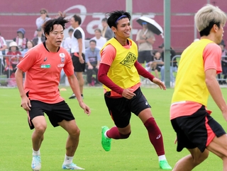 全体練習で軽快に動く神戸の（左から）広瀬と佐々木＝神戸市西区、いぶきの森球技場