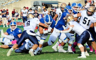 関学大－関大　第１クオーター、ランを阻まれる関学大の井上（中央）