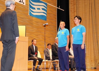 兵庫県選手団を代表して決意表明するグランドソフトボールの（右から）端中拓海と田中幸治＝神戸市中央区、ラッセホール