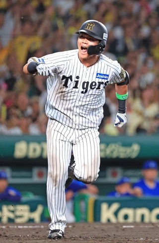 阪神-ＤｅＮＡ　６回裏阪神２死一、三塁、小野寺が右前適時打を放ち、２-０と突き放す＝西宮市の甲子園球場（撮影・丸山桃奈）