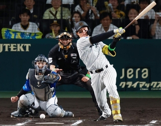 ６回、先制打を放つ阪神・森下（撮影・鈴木雅之）