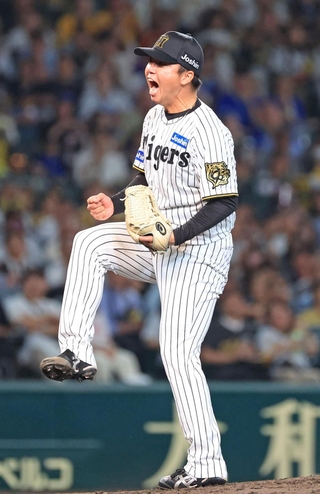 ４回、２死二塁のピンチを三振で切り抜け、雄たけびを上げる阪神・村上（撮影・丸山桃奈）