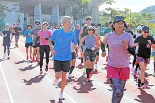 アシックスのランニングプログラム参加者と一緒に走る三津家貴也さん（中央）＝神戸総合運動公園