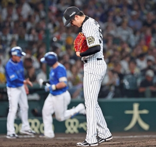 阪神-ＤｅＮＡ　４回、牧に本塁打を打たれる阪神・才木＝西宮市の甲子園球場（撮影・丸山桃奈）