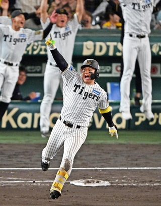 阪神-ＤｅＮＡ　延長１０回阪神無死一塁、森下がサヨナラ２ランを放つ（撮影・風斗雅博）