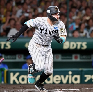 阪神-ＤｅＮＡ　８回、同点適時打を放つ阪神・佐藤輝（撮影・丸山桃奈）