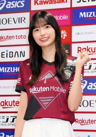 Ｊ１神戸の鹿島戦を前に、アンバサダーとして意気込みを語った乃木坂４６の五百城茉央さん＝神戸市兵庫区、ノエビアスタジアム神戸