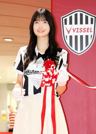 Ｊ１神戸で一色となった御崎公園駅でテープカットした乃木坂４６の五百城茉央さん＝神戸市兵庫区、同駅