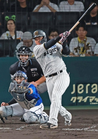 ３回、適時打を放つ阪神・大山＝甲子園球場（撮影・鈴木雅之）