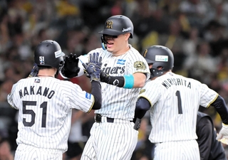 阪神-ＤｅＮＡ　１回、先制３ランを放ち、中野（左）とハイタッチする阪神・佐藤輝＝甲子園（撮影・中西幸大）