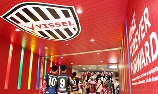 ヴィッセル神戸カラーの深紅に染まった御崎公園駅構内＝神戸市兵庫区、同駅