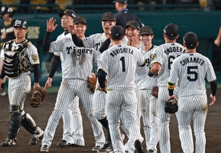 日本シリーズ進出を決めてハイタッチで喜ぶ阪神ナイン＝１７日夜、西宮市の甲子園球場（撮影・鈴木雅之）